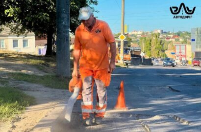 Аварійний ремонт дорожнього покриття на вулиці Троїцькій у Миколаєві