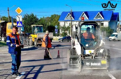 Аварійний ремонт дорожнього покриття на вулиці Троїцькій у Миколаєві