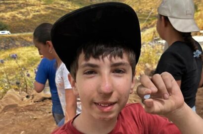 Рідкісний агат «ніколо», знайдений 12-річним Алоном Хоровіцем під час розкопок у Корозимі