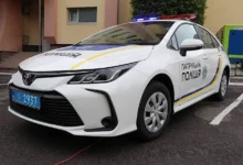 Пошкоджений арматурою службовий автомобіль поліції в Одеській області