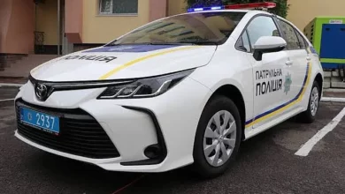 Пошкоджений арматурою службовий автомобіль поліції в Одеській області