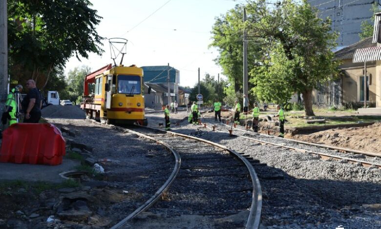 Одну колію оновили, другу ремонтують: у Миколаєві перебудовують 6-ту Слобідську