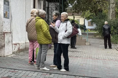 Черга до пункту приймання документів на «Зимову підтримку» в Миколаєві