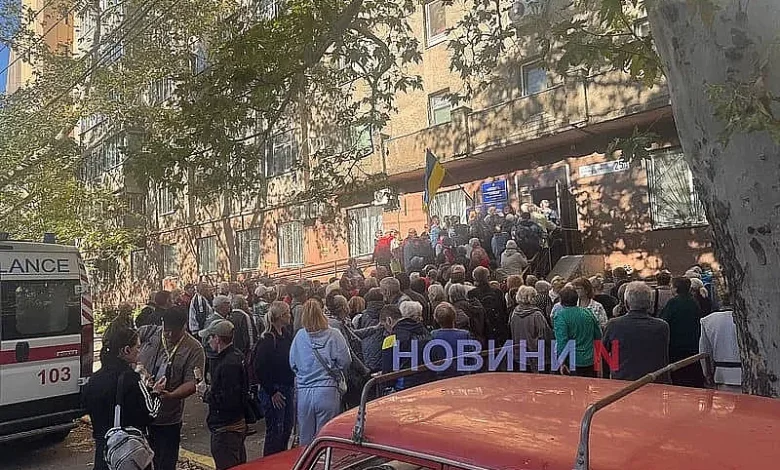 Черга до пункту приймання документів на «Зимову підтримку» в Миколаєві