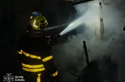 Наслідки нічної атаки балістичними ракетами та дронами на Київ: пошкоджені будинки й пожежі