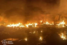 Наслідки нічної атаки балістичними ракетами та дронами на Київ: пошкоджені будинки й пожежі