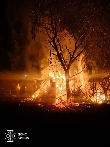 Наслідки нічної атаки балістичними ракетами та дронами на Київ: пошкоджені будинки й пожежі
