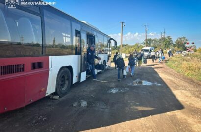 Наслідки влучання російського БпЛА у пасажирський потяг у Баштанському районі