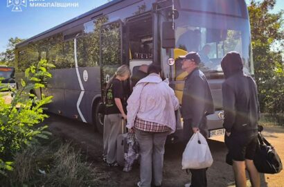 Наслідки влучання російського БпЛА у пасажирський потяг у Баштанському районі