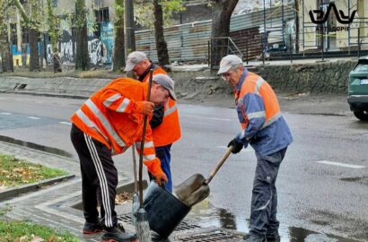 Очищення системи водовідведення під час дощу в Миколаєві
