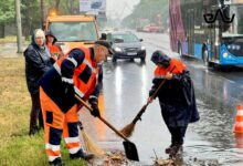 Очищення системи водовідведення під час дощу в Миколаєві