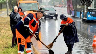 Очищення системи водовідведення під час дощу в Миколаєві