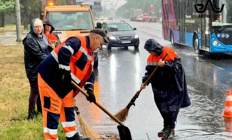 Очищення системи водовідведення під час дощу в Миколаєві
