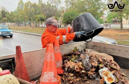Очищення системи водовідведення під час дощу в Миколаєві