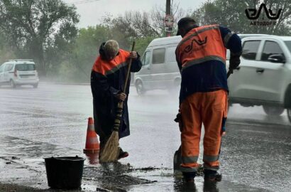 Очищення системи водовідведення під час дощу в Миколаєві