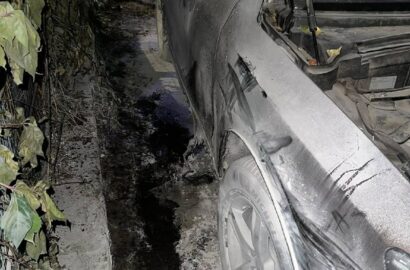 Пошкоджений вогнем автомобіль Audi на проспекті Миру