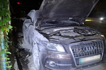 Пошкоджений вогнем автомобіль Audi на проспекті Миру