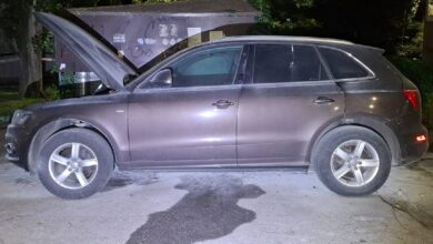 Пошкоджений вогнем автомобіль Audi на проспекті Миру