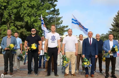 Квіти замість гучних святкувань: Миколаїв почав День міста з хвилини мовчання