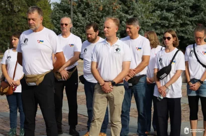 Квіти замість гучних святкувань: Миколаїв почав День міста з хвилини мовчання