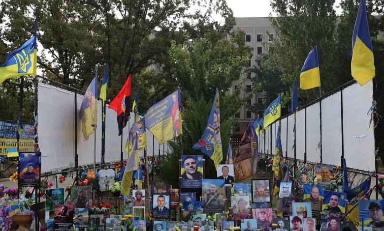 Квіти замість гучних святкувань: Миколаїв почав День міста з хвилини мовчання