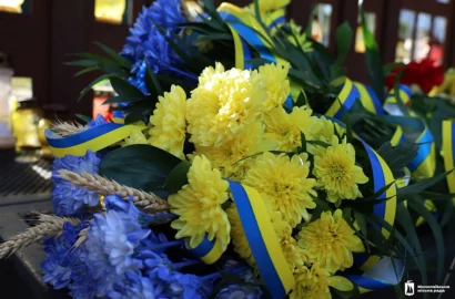 Квіти замість гучних святкувань: Миколаїв почав День міста з хвилини мовчання