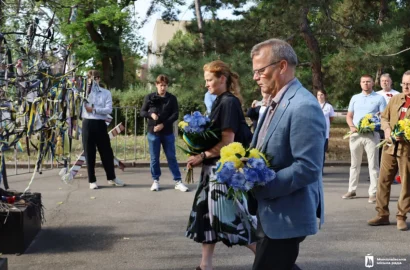 Квіти замість гучних святкувань: Миколаїв почав День міста з хвилини мовчання