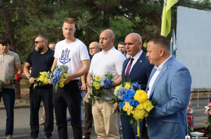Квіти замість гучних святкувань: Миколаїв почав День міста з хвилини мовчання