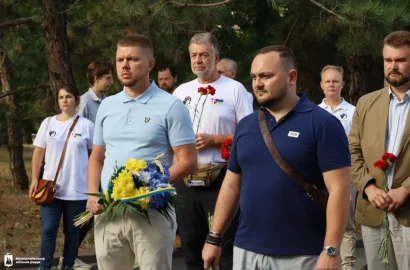 Квіти замість гучних святкувань: Миколаїв почав День міста з хвилини мовчання
