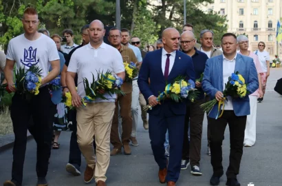 Квіти замість гучних святкувань: Миколаїв почав День міста з хвилини мовчання