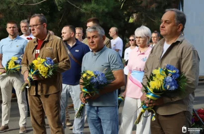 Квіти замість гучних святкувань: Миколаїв почав День міста з хвилини мовчання