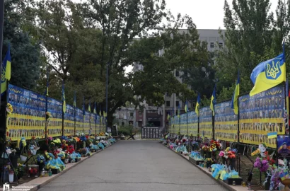 Квіти замість гучних святкувань: Миколаїв почав День міста з хвилини мовчання