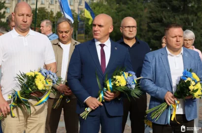 Квіти замість гучних святкувань: Миколаїв почав День міста з хвилини мовчання