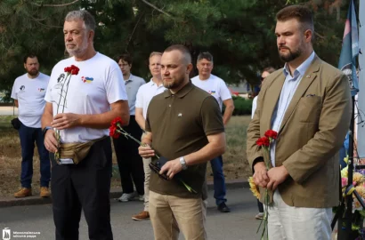Квіти замість гучних святкувань: Миколаїв почав День міста з хвилини мовчання