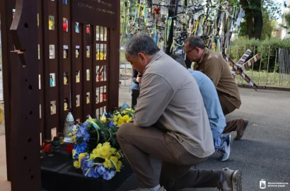 Квіти замість гучних святкувань: Миколаїв почав День міста з хвилини мовчання