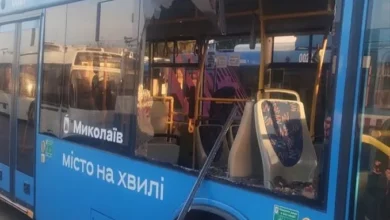 Пошкоджений унаслідок атаки тролейбус КП «Миколаївелектротранс»