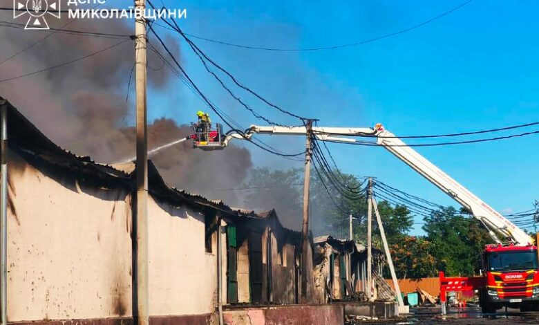 Наслідки російських атак і пожеж у Миколаєві