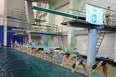 Показові виступи спортсменів під час Олімпійського уроку в басейні Водолій у Миколаєві
