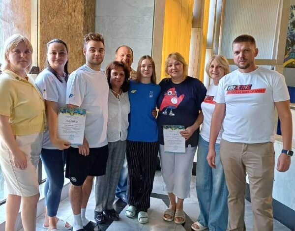 Показові виступи спортсменів під час Олімпійського уроку в басейні Водолій у Миколаєві