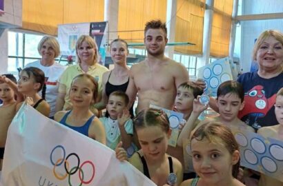 Показові виступи спортсменів під час Олімпійського уроку в басейні Водолій у Миколаєві