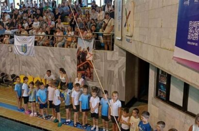 Показові виступи спортсменів під час Олімпійського уроку в басейні Водолій у Миколаєві
