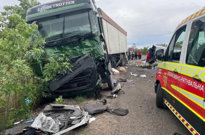 Місце смертельної ДТП за участю мікроавтобуса Mercedes-Benz Sprinter і вантажівки Volvo біля Нечаяного, ілюстративне фото