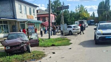 Наслідки зіткнення автомобіля ЗАЗ "Таврія" та мотоцикла Suzuki у Новому Бузі