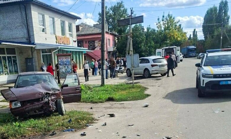 Наслідки зіткнення автомобіля ЗАЗ "Таврія" та мотоцикла Suzuki у Новому Бузі