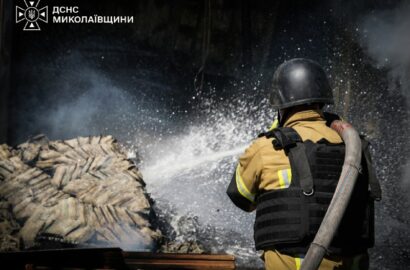 Наслідки російського удару по складських приміщеннях і відділенню пошти в Миколаєві, ілюстративне фото з місця події