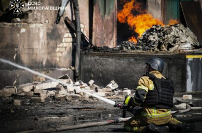 Наслідки російського удару по складських приміщеннях і відділенню пошти в Миколаєві, ілюстративне фото з місця події