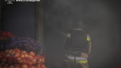 Наслідки російського удару по складських приміщеннях і відділенню пошти в Миколаєві, ілюстративне фото з місця події
