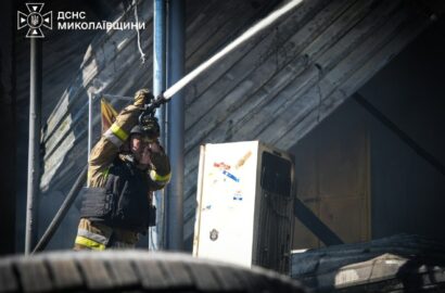 Наслідки російського удару по складських приміщеннях і відділенню пошти в Миколаєві, ілюстративне фото з місця події