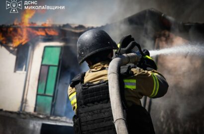 Наслідки російського удару по складських приміщеннях і відділенню пошти в Миколаєві, ілюстративне фото з місця події