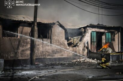 Наслідки російського удару по складських приміщеннях і відділенню пошти в Миколаєві, ілюстративне фото з місця події